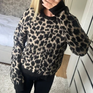 Stickad  - Stickad leopard tröja från nakd, välanvänd 