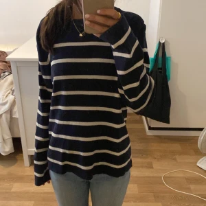 blå stickad tröja - en jättefin mörkblå/vit randig stickad tröja, används inte längre men är fortfarande i bra skick. skriv för mer bilder eller info 💕