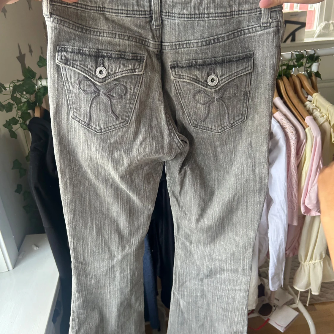 Grå jeans med rosett-detalj bak - 1