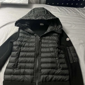 Moncler cardigan  - Köpte den början av sommaren och har inte använt den så mycket och tror detta kommer att vara perfekt till hösten/vinter för er som är intresserad att köpa den. OBS PRISRT KAN DISKUTERAS!
