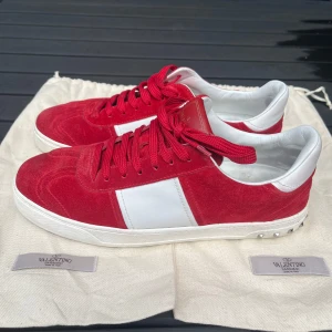 Valentino flycrew - Ett par röda valentino Flycrews i väldigt bra skick som ni kan se på bilderna. 2 dustbags medföljer vid köp