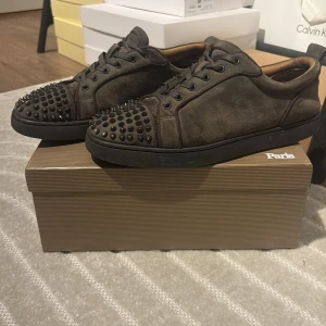 Christian Louboutin sneakers  - Gråa sneakers i mocka från Christian Louboutin. Byt eller buda 