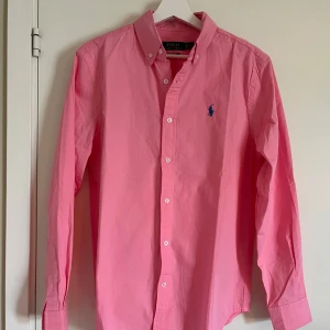 Rosa skjorta från Ralph lauren - Säljer min gamla Ralph lauren skjorta. Använd två gånger men har inga defekter alls. Storlek medium hör av dig vid intresse.