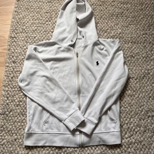 Vit zip hoodie från Ralph Lauren🤩 - Säljer en stilren vit  ziphoodie från Ralph Lauren. Är i storlek S och pris går alltid att diskuteras🤩🤝