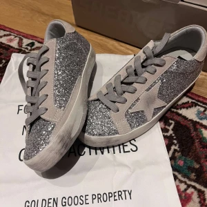Golden goose - Säljer mina superfina golden goose i modellen superstar. Skorna är i storlek 38 och är i helt nyskick. Boxen, ”dustbag” och qr-kod följer med❤️ Skriv om ni undrar över något