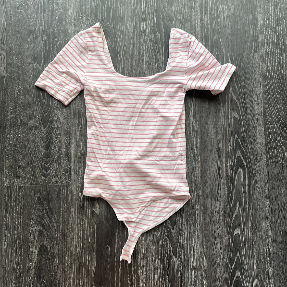 Randig vit och rosa bodysuit