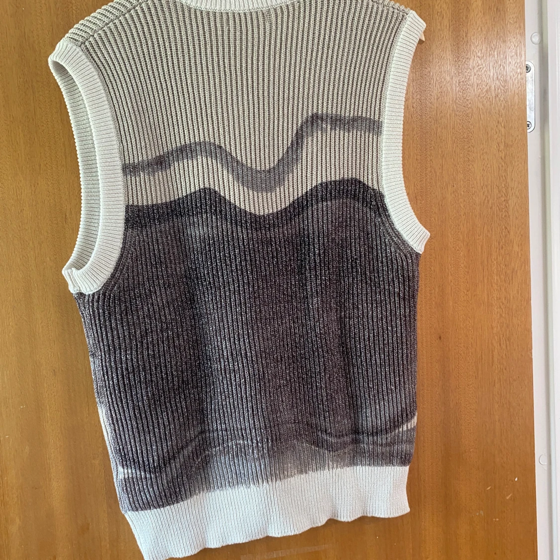 Stickad väst från Zara i beige och grå - 1