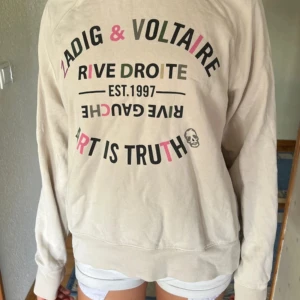 Zadig & Voltaire tröja - Köpte denna jättesnygga Zadig tröjan på Sellpy men råkade köpa fel så nu har jag två, därför säljer jag den!❤️ står strl M men skulle säga S eftersom den passar mig som har XS❤️