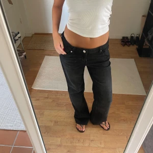 Lågmidjade Berskha jeans - Lågmidjade Berskha jeans i storlek 38. Jag är 170cm lång. 