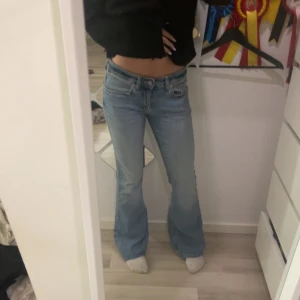 Ljusblå bootcut jeans från 157 - Säljer ett par ljusblå jeans från 157 med bootcut-modell och låg midja. Storlek S, nyckick💗
