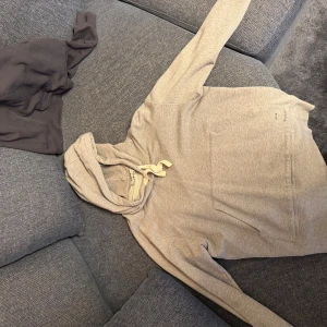 Grå hoodie från Acne Studios - Äldre hoodie som legat i garderoben länge. Bra skick även fast den är gammal, storlek L