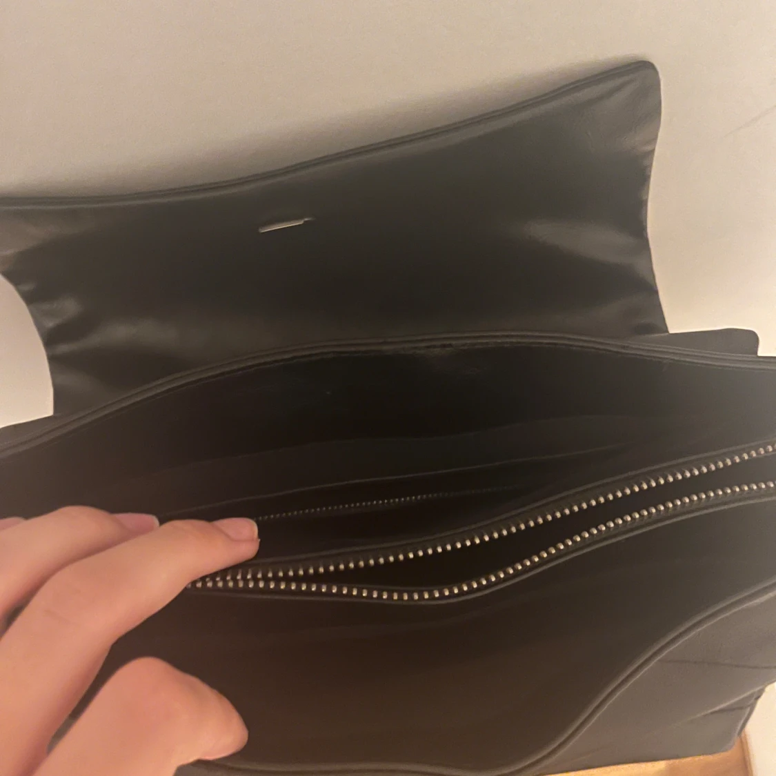 Svart axelväska med kedjerem - 3