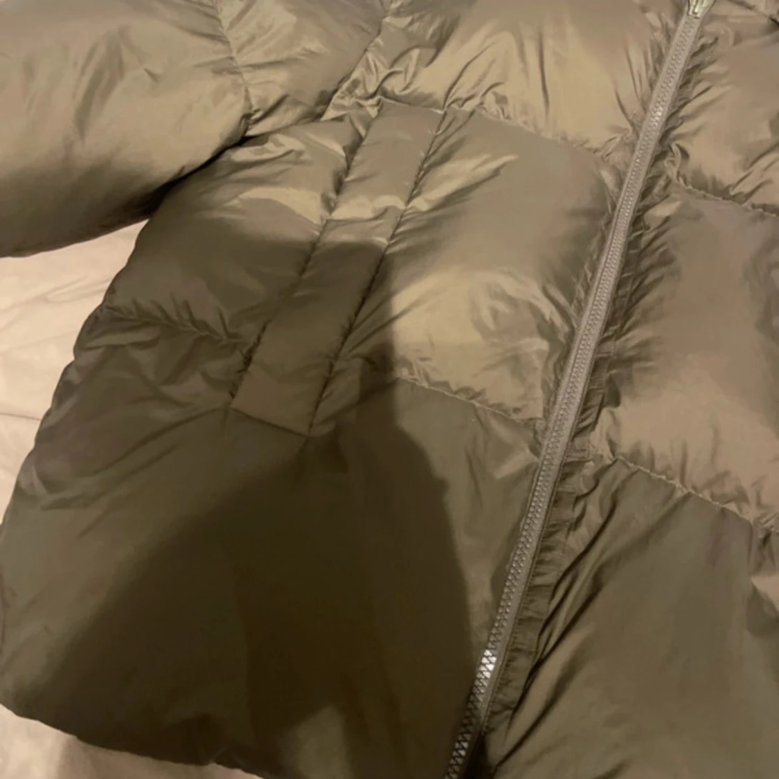 Olivgrön pufferjacka med huva - 3