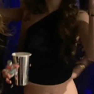 Svart one shoulder topp - Säljer en svart one shoulder topp med asymmetrisk skärning. Toppen är croppad och har en tight passform som framhäver siluetten. Perfekt för dig som vill ha en stilren och trendig look. Materialet känns mjukt och stretchigt.