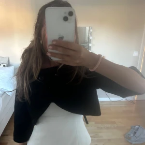  trekvartsärm jacka - Säljer en svart croppad cardigan jacka med trekvartsärm och knappar framtill. Lite länge bak till. Storlek 40 men kan även passa 36/34 beroende på hur man vill att den ska sitta
