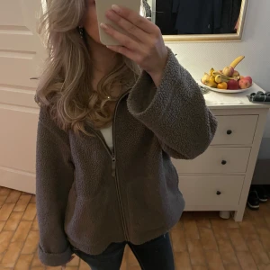 teddyjacka  - Mysig brun teddyjacka med dragkedja framtill och stora fickor. Jackan har inga defekter och passar perfekt som en höstjacka 🍂 