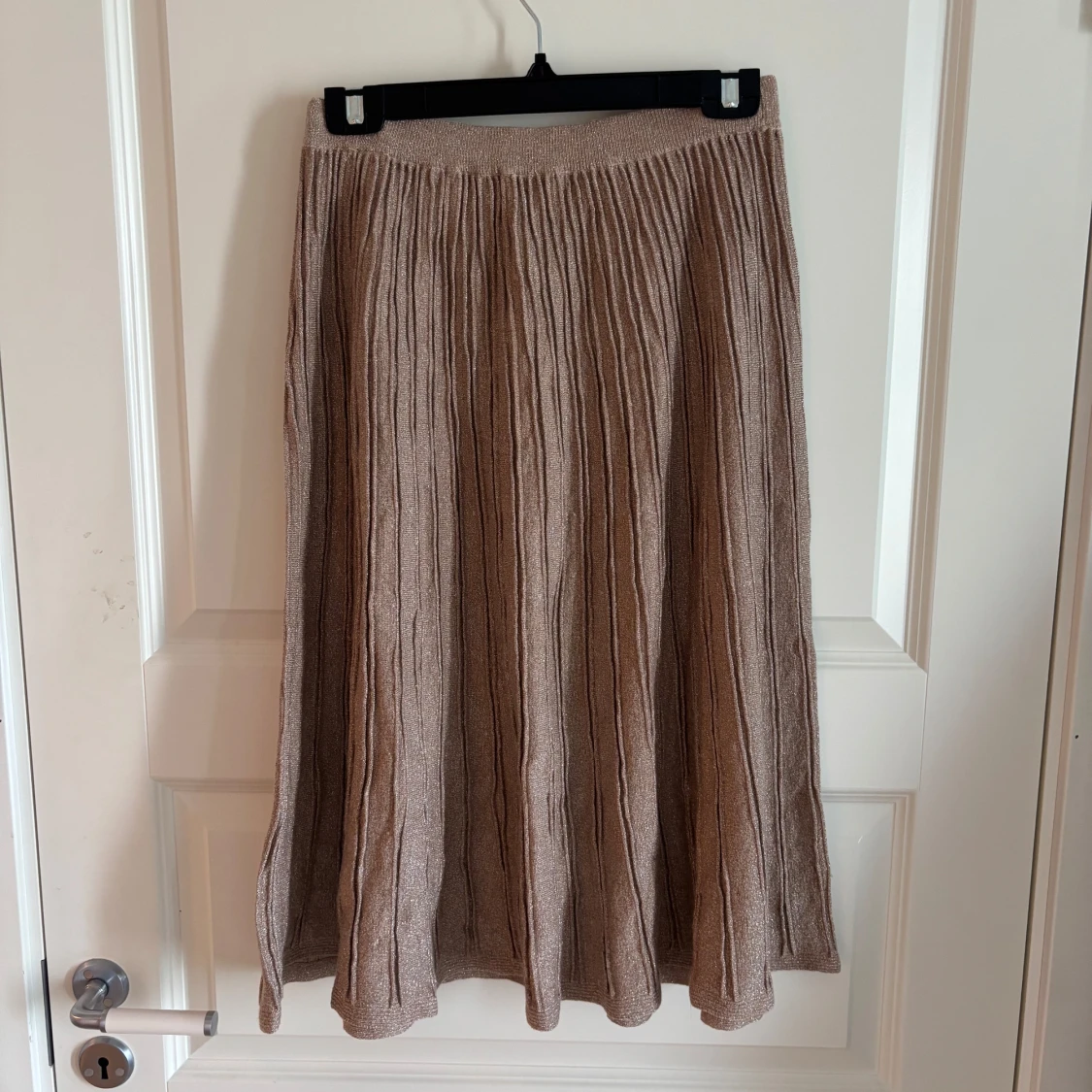 Glittrig beige långkjol från Vila - 1