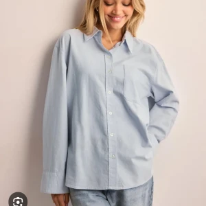 Ljusblå oversized skjorta i bomull - Säljer en ljusblå oversized skjorta fint skick, skulle bara behövas strykas