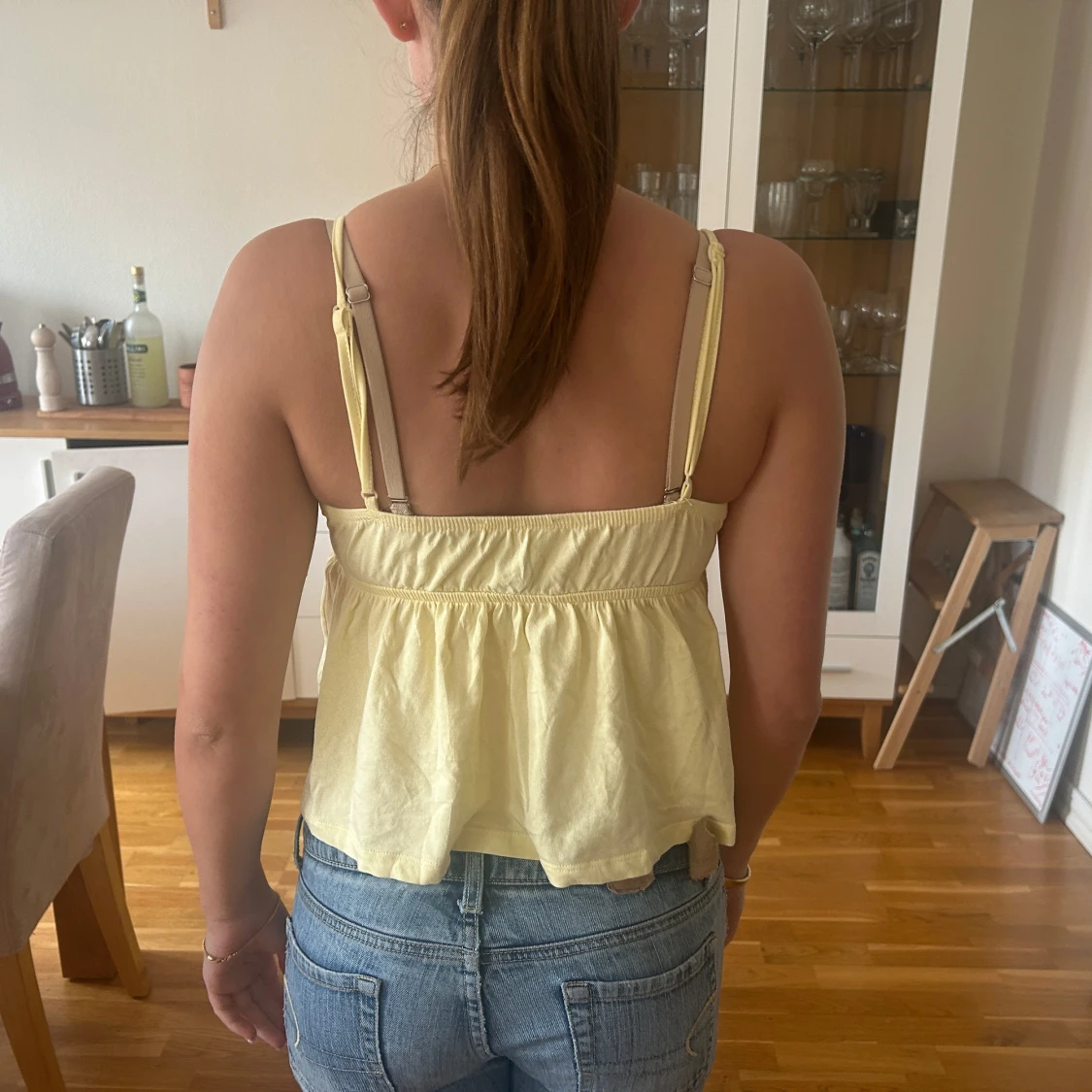 Ljusgul linnetopp med spetsdetalj - 1