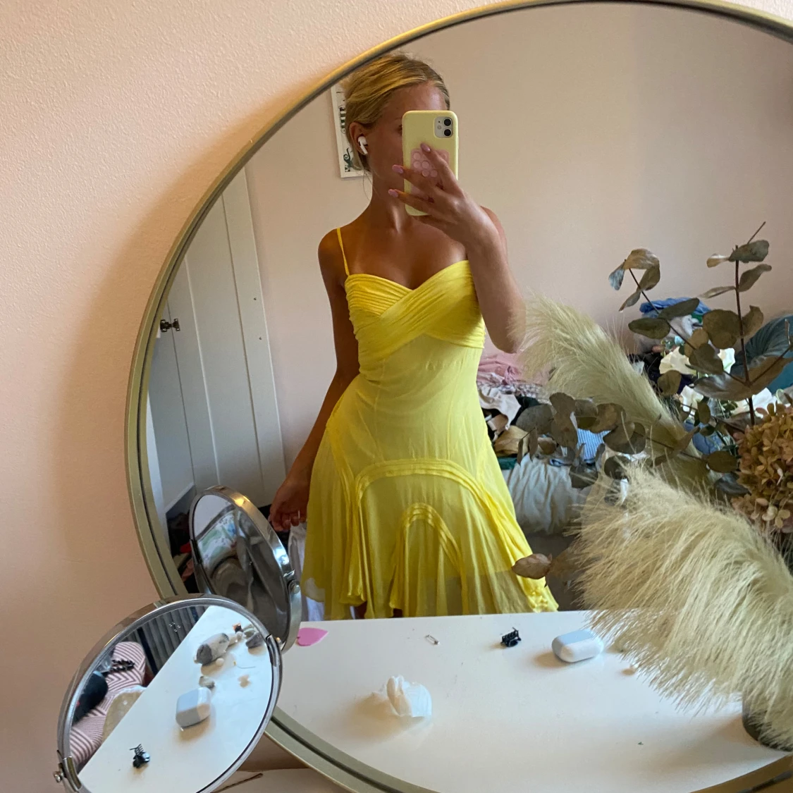 Gul kortklänning med tunna axelband