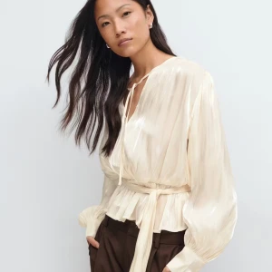 Blus - Tie front blouse från Gina tricot i storlek 36, endast provad med orkar inte skicka tillbaka 🥂🤍