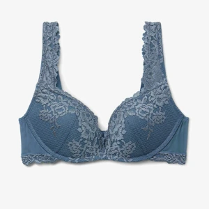 Blå intimissimi gioia - Säljer dennna bhn då den är lite för liten, jag drog av lapparna så det blev försent o lämna tillbaka. Jag har endast testat den en gång, säljer då den inte kommer till användning!