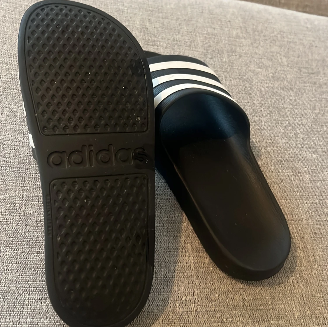 Svarta Adidas sandaler med vita ränder - 1