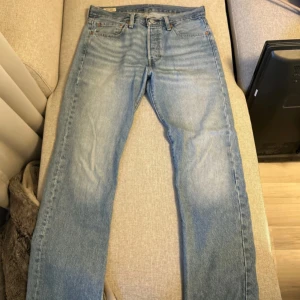 Levi's 501 ljusblå jeans W32 L32 - Klassiska Levi's 501 jeans i ljusblå tvätt med raka ben och normal passform. Jeansen har fem fickor, knappgylf.