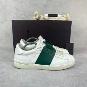 Valentino open sneaker - – Condition: 8,5/10  – Color: White and green  – What is included: Box, dustbag, card & extra laces  – Retail price: 7280