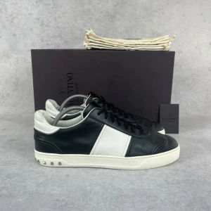 Valentino flycrew sneaker - – Condition: 8,5/10 - two spikes has fallen off  – Color: White and black  – What is included: Only the sneakers  – Retail price: 7280