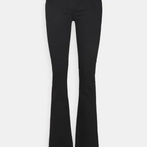 Ltb Jeans - Snygga svarta jeans med bootcut passform och klassisk femficksdesign. Byxorna har en smal siluett upptill som går ut i en lätt utsvängd benform. Materialet är stretchigt och bekvämt, perfekt för dig som gillar en stilren look med lite edge.