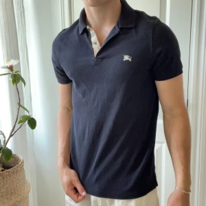 Burberry pike svart Slim fit  - Slim fit M Burberry pike, inga defekter! Modellen bär M och är 180,75 kg. Kom med frågor! 