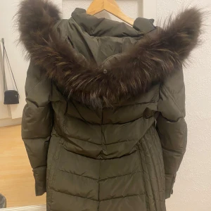 Rockandblue jacka  - Rock and blue olivgrön jacka med päls, ordinarie pris 3200, knappt använd, är som ny.  Skriv för flera frågor🙂