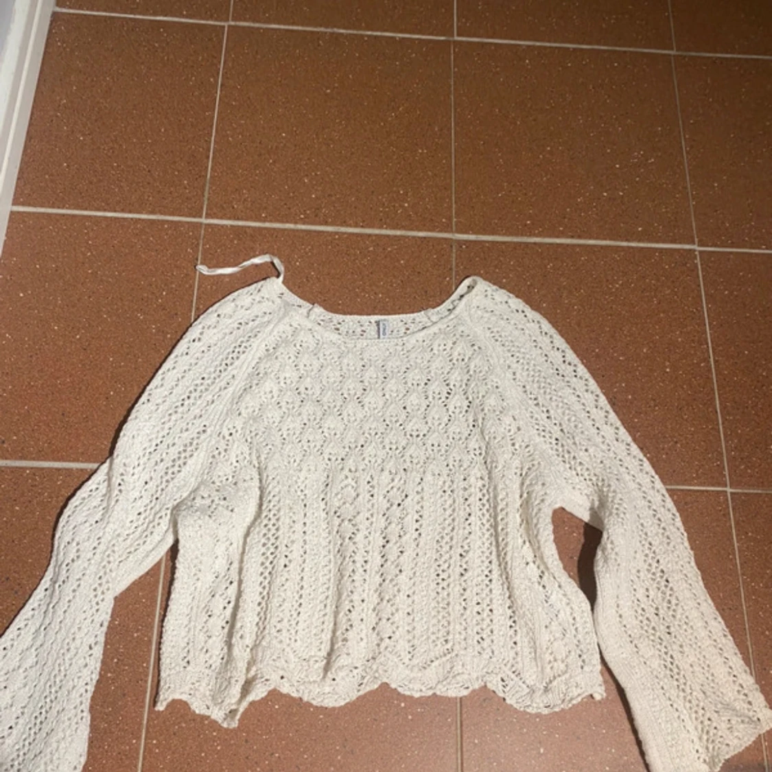Vit stickad  tröja med mönster - 1