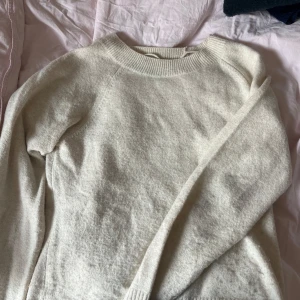 Stickad beige tröja - Mysig beige stickad tröja perfekt till hösten