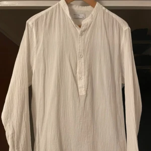 Bershka skjorta - Längd=75cm Bröstvidd=53cm Armlängd från axel=59cm