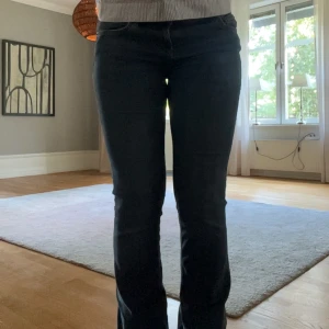 Mörkblå bootcut jeans - Säljer ett par mörkblå jeans med bootcut passform och låg midja. Ganska stretchigt material. Nypris 500kr säljer för 100kr.