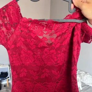 Vinröd tröja - Vinröd tröja med spets storlek M men passar mig med S❤️