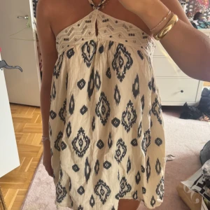 Fin mönstrad klänning - Jättefin mönstrad klänning som aldrig är använd från Zara