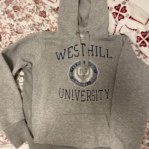 Hoddie westhill redbird  - Säljer en grå hoddie i strl S från redbird! Mycket bra skick.