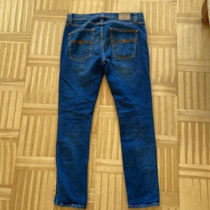 Nudie Jeans - Säljer ett par Nudie Jeans i modellen Lean Dean med färgen Bay Blue. Jeansen är slim fit. Jeansen är i bra skick. Vid minsta lilla fundering skriv gärna!