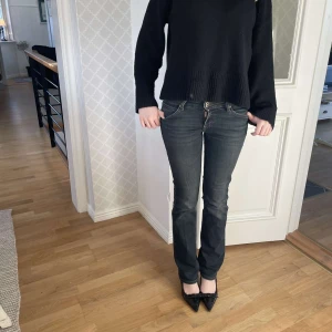 Mörkgrå bootcut jeans - Snygga mörkgrå jeans med bootcut passform. Det är rätt stretchiga så passar väldigt bra