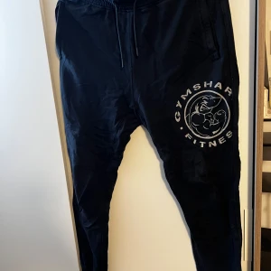 Svarta mjukisbyxor från Gymshark M - Mjukisbyxor från Gymshark. Perfekta för gymmet eller chill hemma.