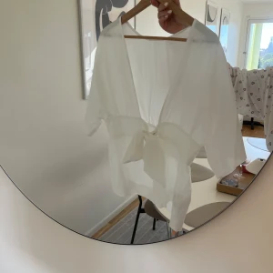 Vit blus med knyte i ryggen  - Säljer en vit blus med knyte i ryggen från Forever 21. Stl L. Super fin aldrig använd 