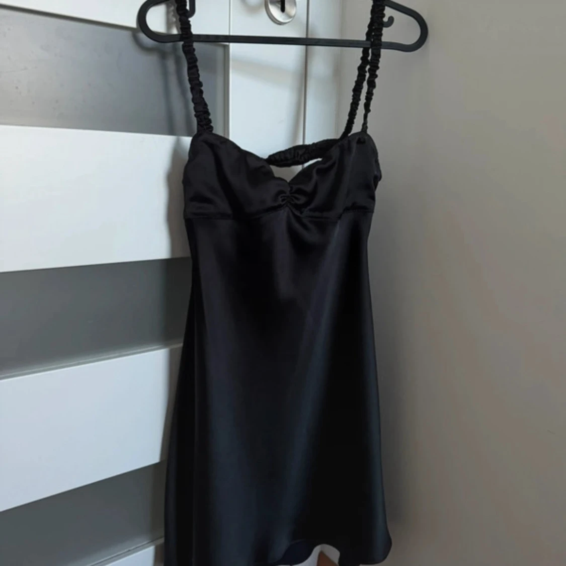 Svart satin klänning med öppen rygg - 1