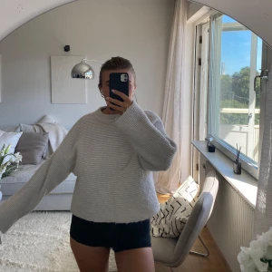 Ljusbeige stickad tröja från Bershka - Supermysig ljusbeige stickad tröja från Bershka i storlek M. Tröjan har långa ärmar med bred mudd vid halsen. 