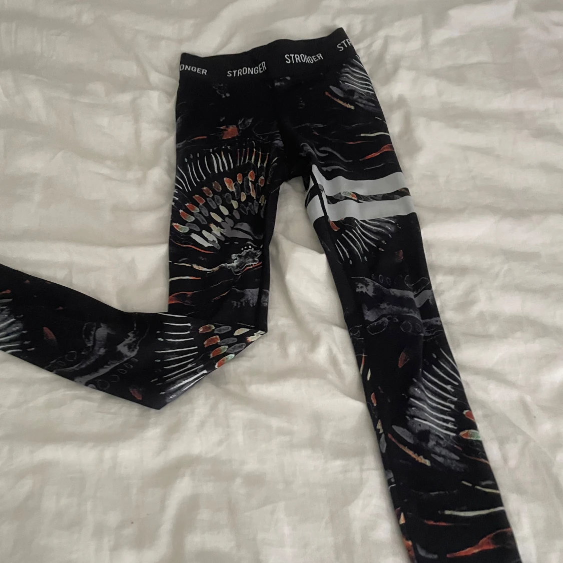 Svarta leggings från Stronger med mönster