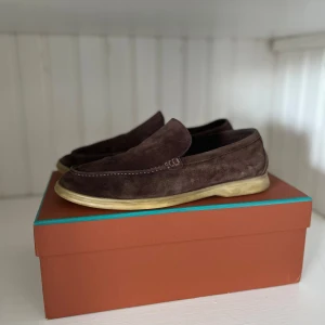 Loro Piana Summer Walk  - Loro Piana Summer Walk 👞  - Väldigt bra skick  - Storlek: 41 (27cm innesulan)  - Retail: ≈10.000kr  - Vårt pris: 3699 kr  - Box o papper medföljer  - Självklart äkta, legitgrails certifikat finns!   Bara att skriva vid frågor, pris går att diskutera!   Mvh TrendBunker 