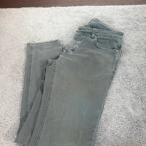 Gröna raka jeans med fem fickor - Snygga gröna jeans med klassisk femficksdesign och raka ben. Jeansen har normal passform och är tillverkade i ett slitstarkt material. 