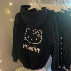 Hello Kitty hoodie - Jättefin oversized hoodie i storlek L, sitter snyggt och är superskön!🤍